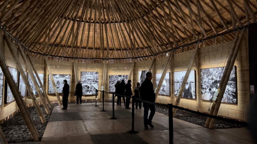 A exposição Aqua Mater, de Sebastião Salgado, acontece dentro de um pavilhão temporário em bambu construído pelo arquiteto colombiano Simón Velez.