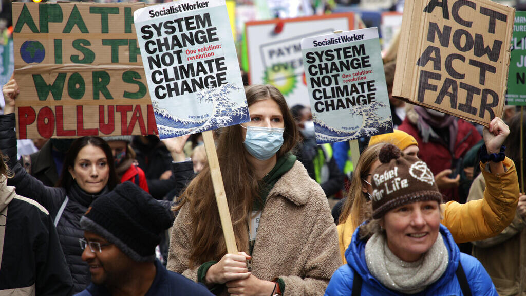 Des militants pour le climat, à Londres, le 6 novembre 2021. De nombreuses personnes à travers le monde prennent part à des manifestations alors que la première semaine de la COP26, le Sommet des Nations unies sur le climat à Glasgow prend fin.
