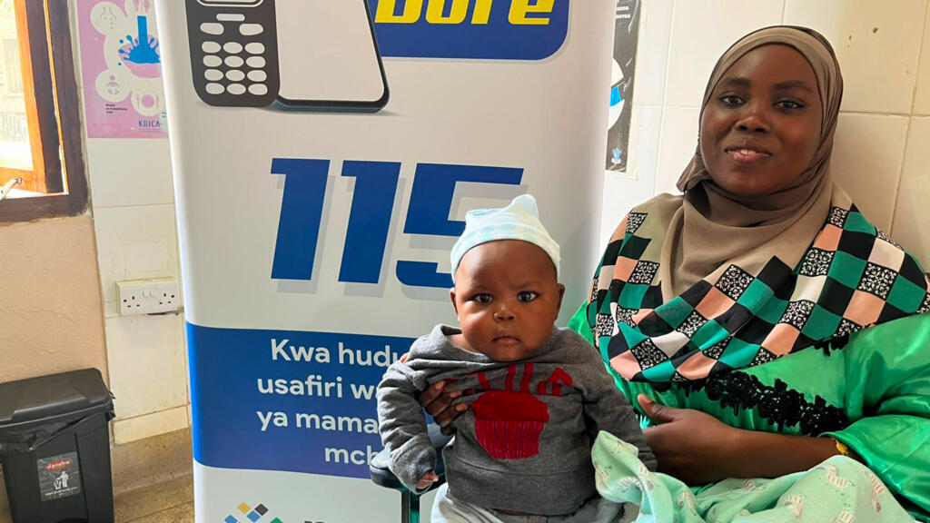Juwairia Hamad, bénéficiaire de M-Mama et son bébé de 4 mois.