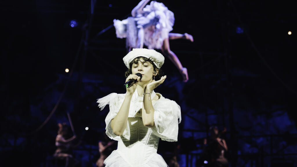 «Les Saisons» de Pomme sublimées par les circassiens Marie et Yoann Bourgeois