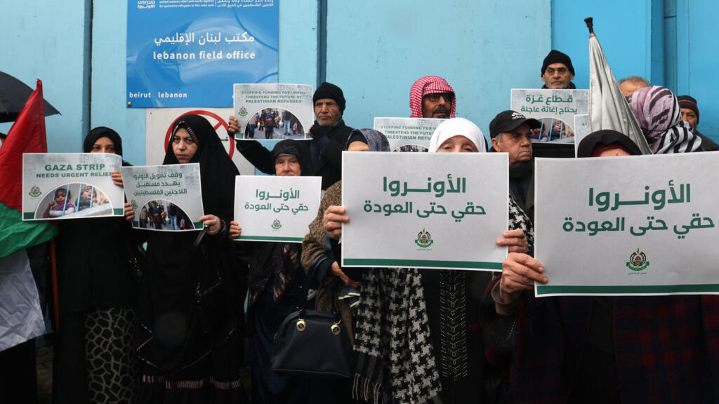 Des réfugiés palestiniens se rassemblent devant les bureaux de l'agence des Nations Unies pour les réfugiés palestiniens, UNRWA, à Beyrouth, le 30 janvier 2024, pour protester contre la décision de certains pays de cesser de financer l'organisation.
