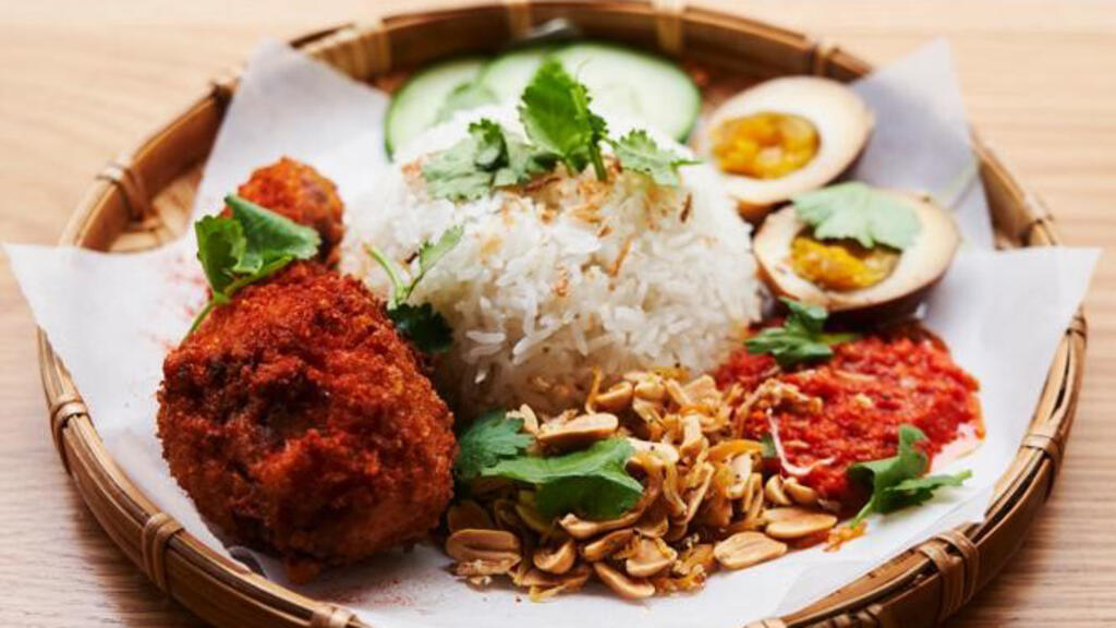 Nasi Lemak avec poulet frit (riz coco keffir, cacahuètes grillées, anchois frits, sambal, œuf mariné soja thé noir).