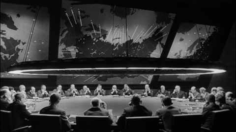 La Salle de crise avec le grand tableau du film Docteur Folamour de Stanley Kubrick, sorti en 1964.
