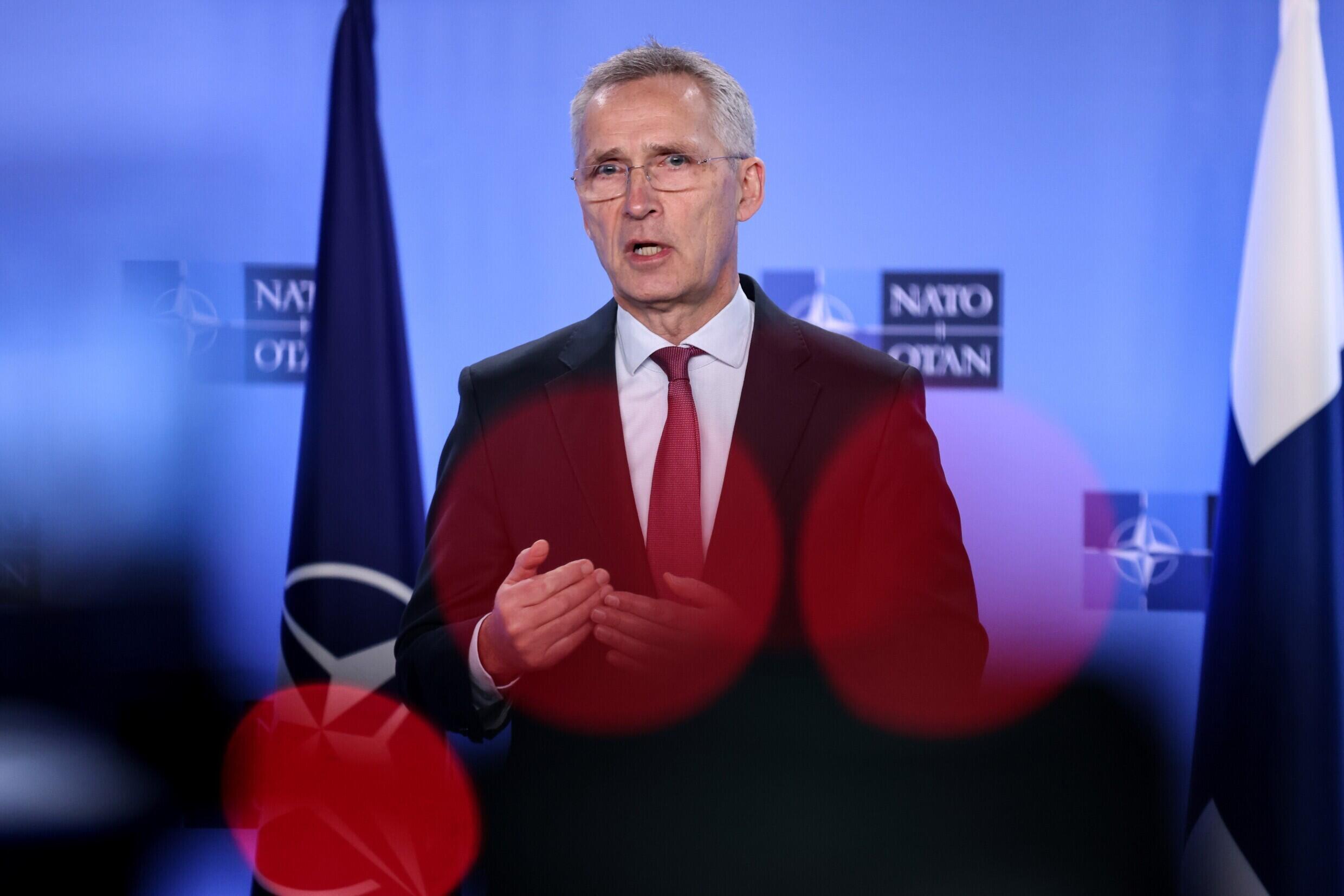 El secretario general de la OTAN, Jens Stoltenberg, ofrece una rueda de prensa con ministros de Finlandia en la sede de la organización en Bruselas, el 20 de marzo de 2023