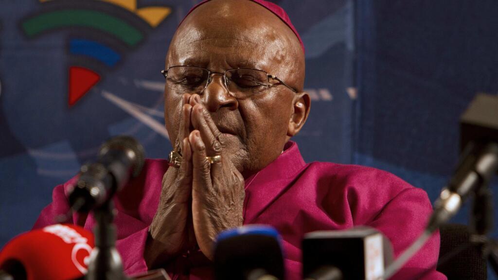 Archbishop Desmond Tutu yana yi wa Nesldon Mandela addu'a