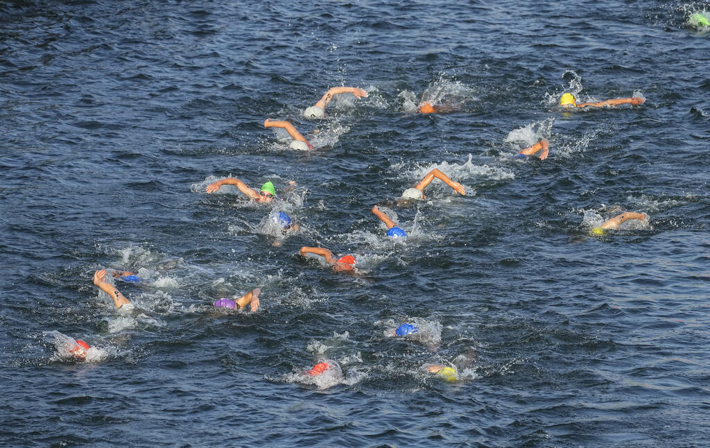 Atletas mergulham no rio Sena no início da primeira etapa do evento-teste para os Jogos Olímpicos Paris 2024. Em Paris, em 17 de agosto de 2023.
