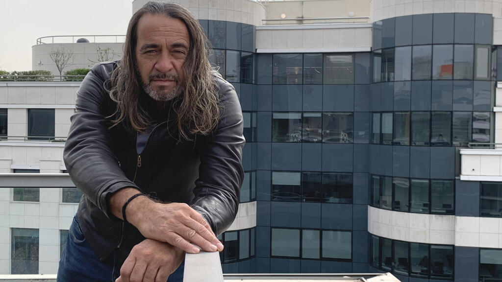 Grant Haua sur la terrasse de RFI.