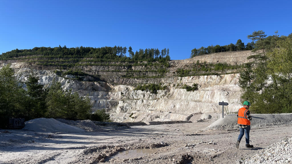 Le géologue Benjamin Barré, dans la carrière de kaolin exploitée par Imerys à Echassières. Le gisement de lithium se trouve sous cette carrière.