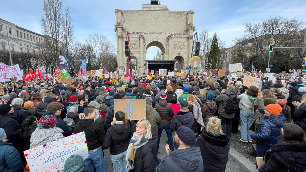 Des manifestants brandissent des pancartes lors d'une manifestation contre l'extrémisme de droite et l'opposition d'extrême droite Alternative pour l'Allemagne (AfD), à Munich, en Allemagne, le 21 janvier 2024.