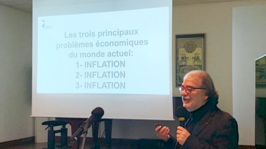 O economista Octávio de Barros durante conferência em Paris em 13 de dezembro de 2022.
