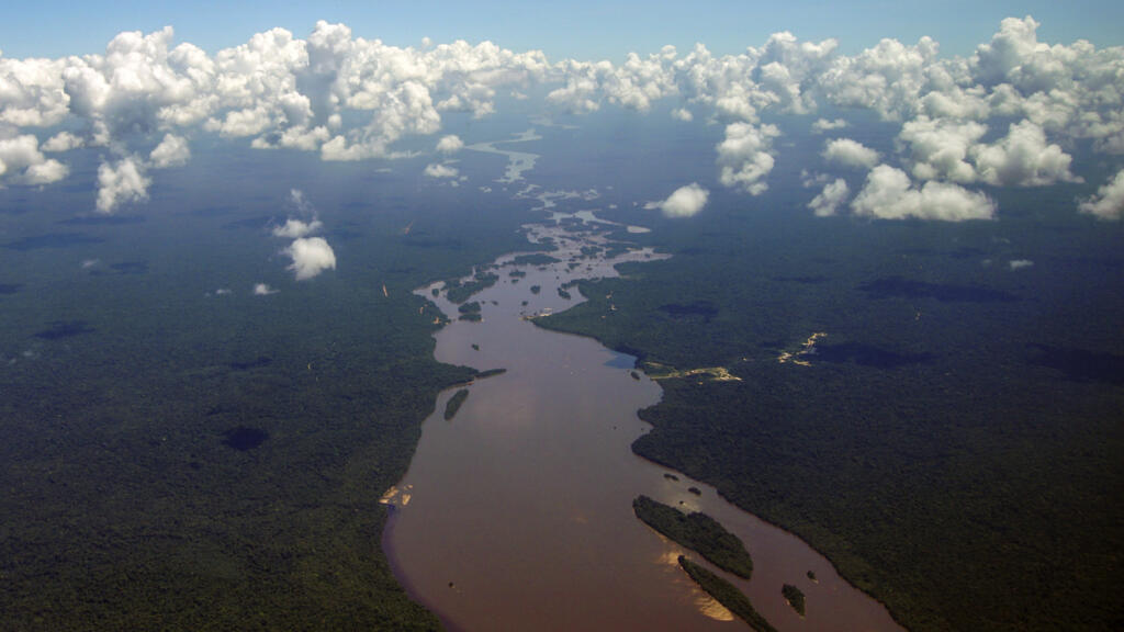 A Guiana convocou o embaixador da Venezuela para protestar contra a iniciativa de Caracas de realizar um referendo sobre o destino de uma região fronteiriça disputada e rica em petróleo, disse à AFP o ministro das Relações Exteriores, Hugh Todd, em 25 de setembro de 2023.
