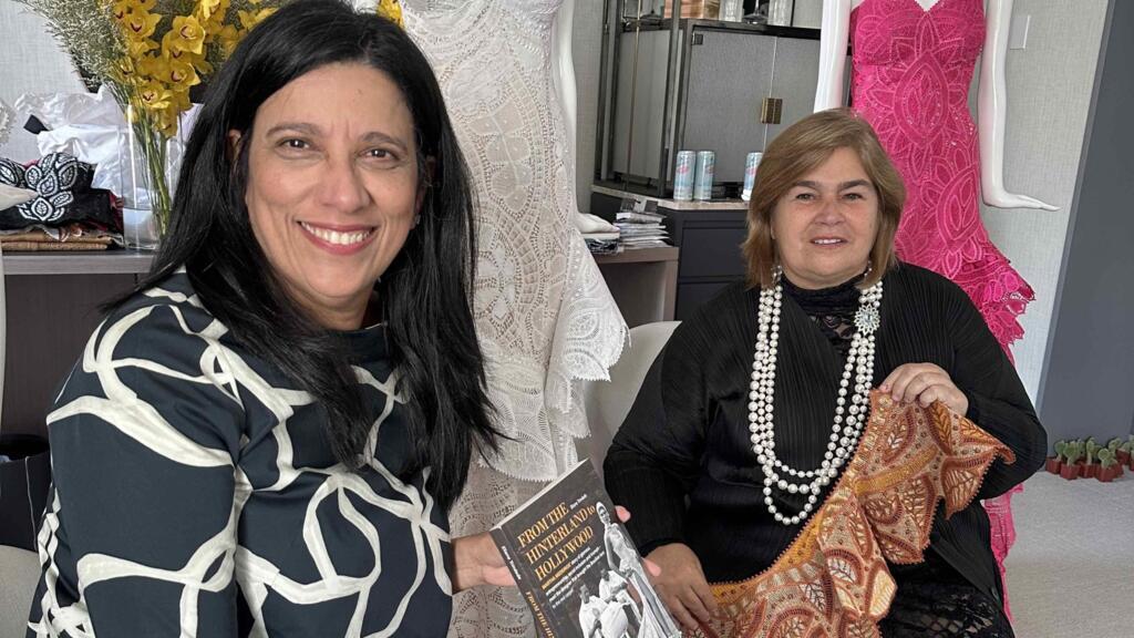 A jornalista Eliane Trindade com o livro "Do Sertão a Hollywood", ao lado da estilista e rendeira alagoana Martha Medeiros.