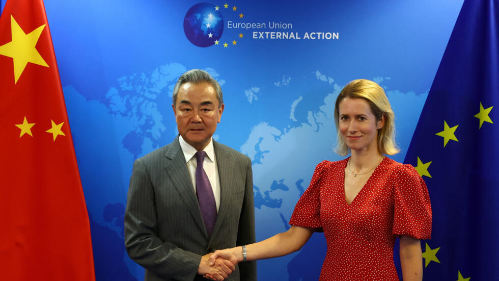 Lãnh đạo ngành ngoại giao châu Âu, kiêm phó chủ tịch Ủy Ban Châu Âu Kaja Kallas (P) tiếp ngoại trưởng Trung Quốc Vương Nghị tại Bruxelles, Bỉ, ngày 02/07/2025.