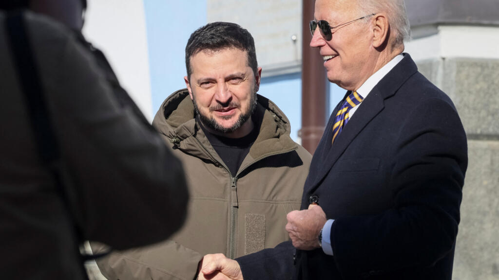 Les présidents américain (d.) et ukrainien à Kiev, le 20 février 2023. 