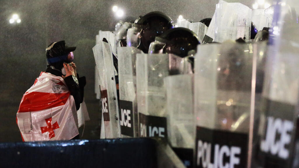 Géorgie: la police repousse des manifestants devant la présidence lors d'une journée d'élections