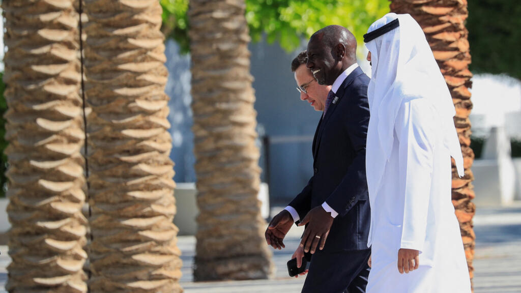 Le président du Kenya William Ruto et le Premier ministre suédois Ulf Kristersson, à l'occasion de la COP28 à Dubaï, le 1er décembre 2023.