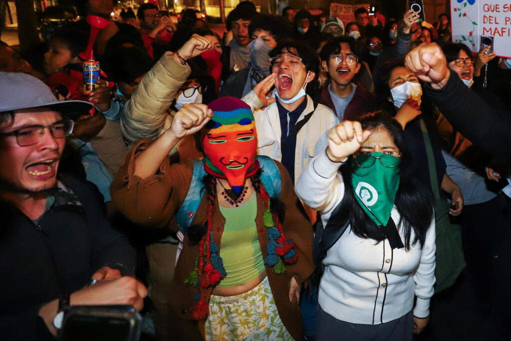 Manifestantes celebran la destitución de la presidenta peruana, Dina Boluarte, en Lima el 10 de octubre de 2025