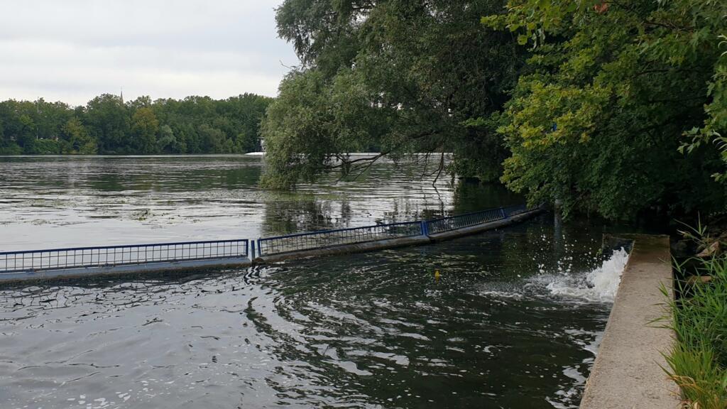 En bord de Seine, de l'eau «propre» rejetée par l'usine de traitement du SIAAP à Colombes.