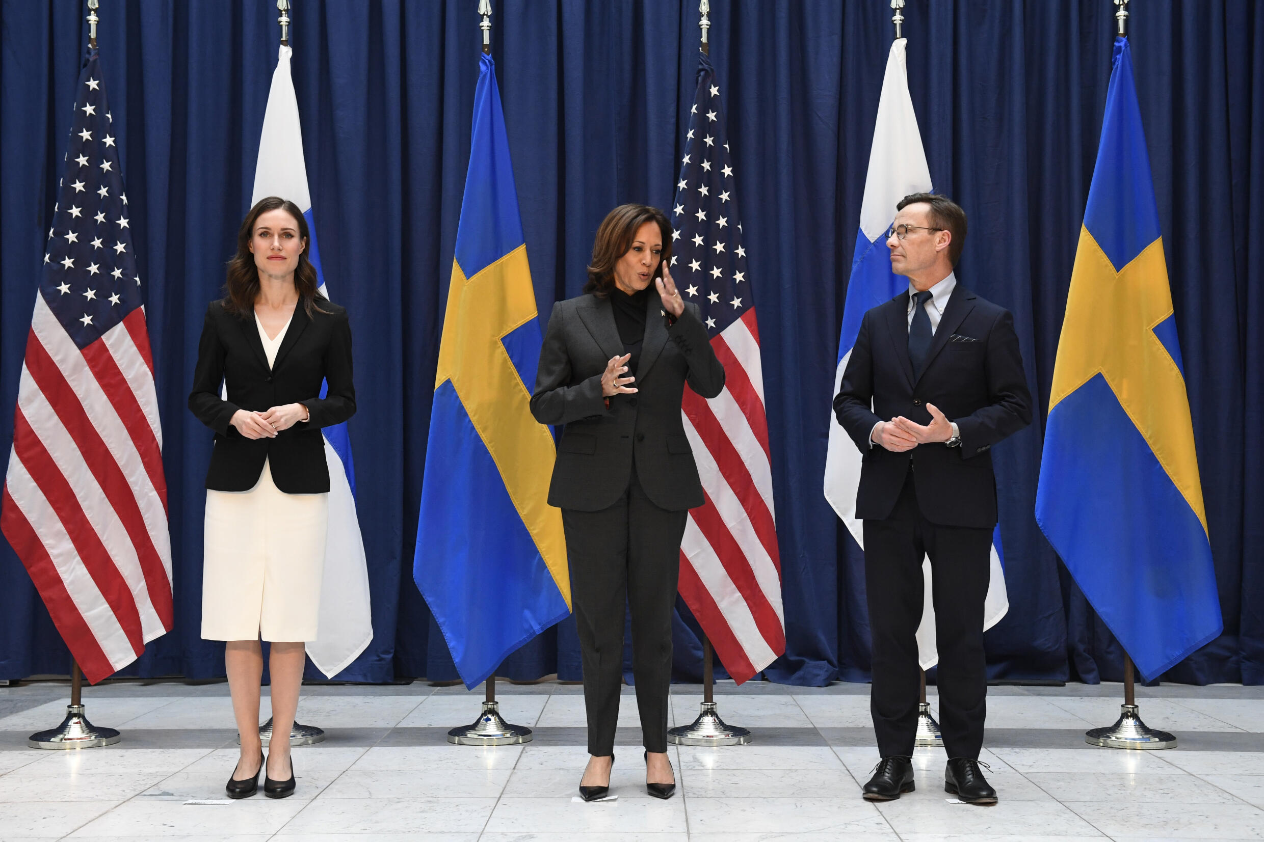 La vicepresidenta estadounidense, Kamala Harris (centro), posa junto a la primera ministra de Finlandia, Sanna Marin (izq.), y el de Suecia, Ulf Kristersson, en una conferencia en Múnich, el 18 de febrero de 2023