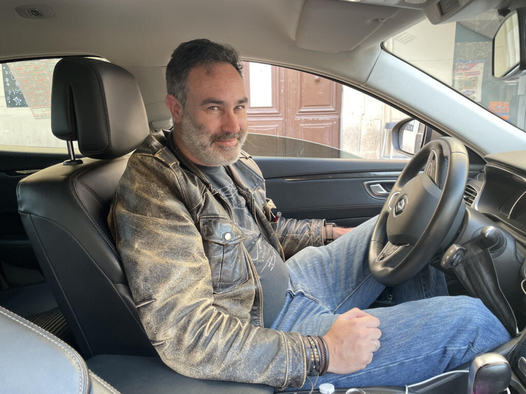 Cyril, taxista em Marselha, vê os eleitores "perdidos" entre os programas dos candidatos.
