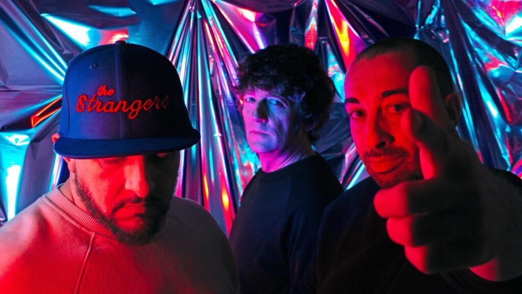 O trio The Strangers fez sua estreia na cena musical com o single Movin'.
