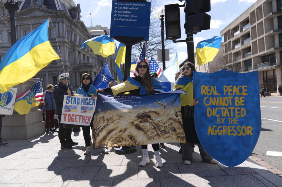 Trump Zelenskyy Supporters of Ukraine's President Volodymyr Zelenskyy rally outside of the White House in Washington, Friday, Feb. 28, 2025. (AP Photo/Jose Luis Magana)