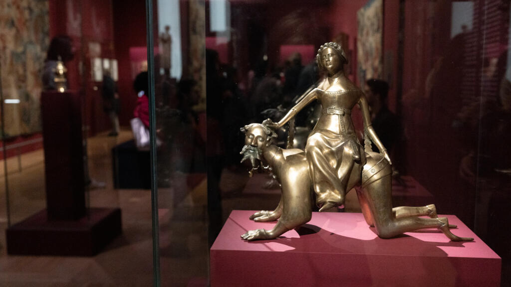 Escultura representando Aristótoles e Phyllis, século 14, do Metropolitan Museum of Art, de Nova York, em exibição no Louvre (28/10/24).