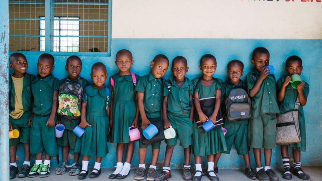 Des élèves posent devant leur école, la Lyaila Secondary School en Tanzanie.