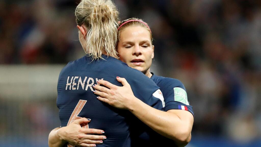 La capitaine française Amandine Henry et la buteuse Eugénie Le Sommer, lors de France-Norvège, en 2019.