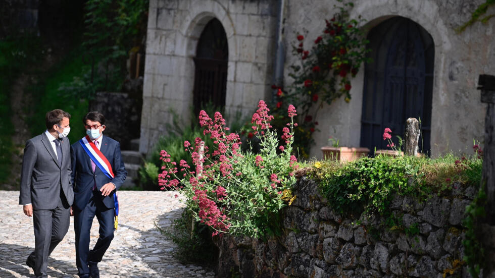France écoute et vieilles pierres, Emmanuel Macron «au contact des