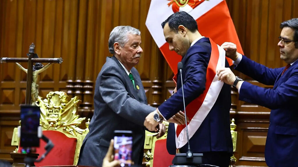 Destituida Dina Boluarte, asume la presidencia José Jeri, jefe del legislativo