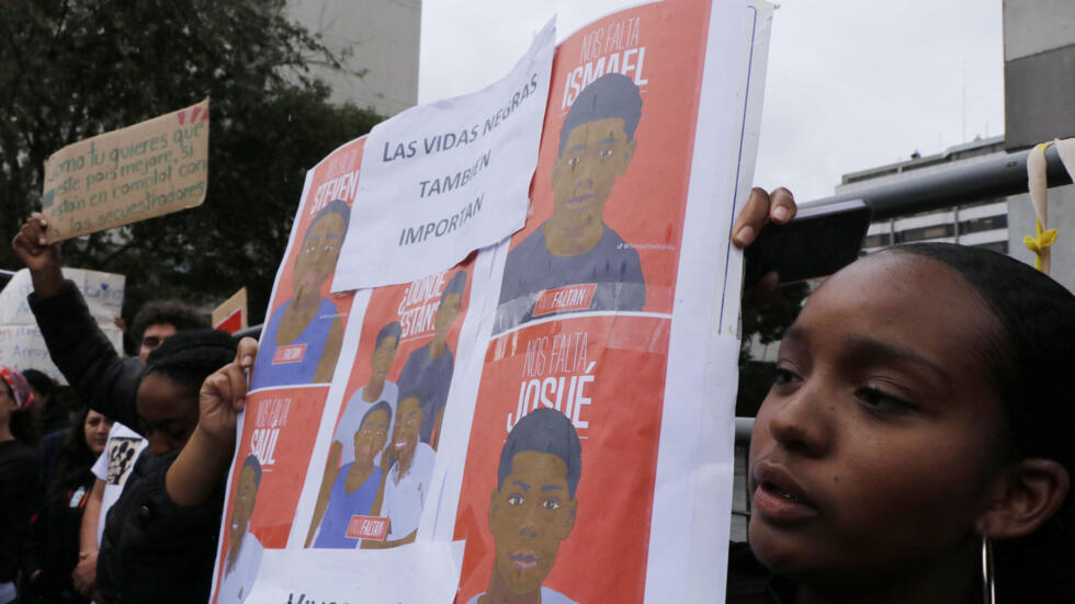 Mwanamke huyu ameshikilia bango wakati wa maandamano huko Quito, Desemba 23, 2024, dhidi ya kutoweka kwa vijana wanne wakati wa operesheni ya kijeshi.