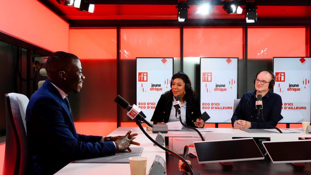 William Elong dans les studios de RFI avec Bruno Faure et Aurélie M'Bida.
