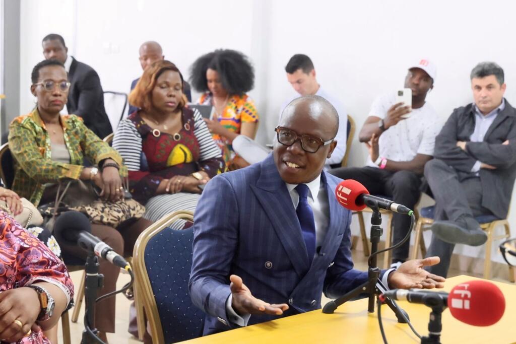 Le chanteur et commissaire général du Femua A'Salfo lors de l'enregistrement du débat africain ( mai 2022).