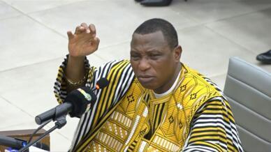 Moussa Dadis Camara, dirigeant de la Guinée lors du massacre du 28 septembre 2009 à Conakry, parle devant le tribunal lors du procès du 28-Septembre, le 12 décembre 2022.