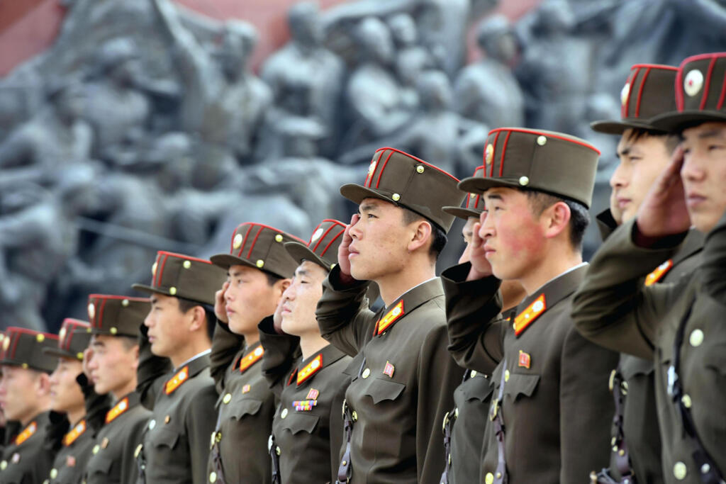 Des soldats nord-coréens lors de la célébration mardi à Pyongyang du 85e anniversaire de la création de leur armée.
