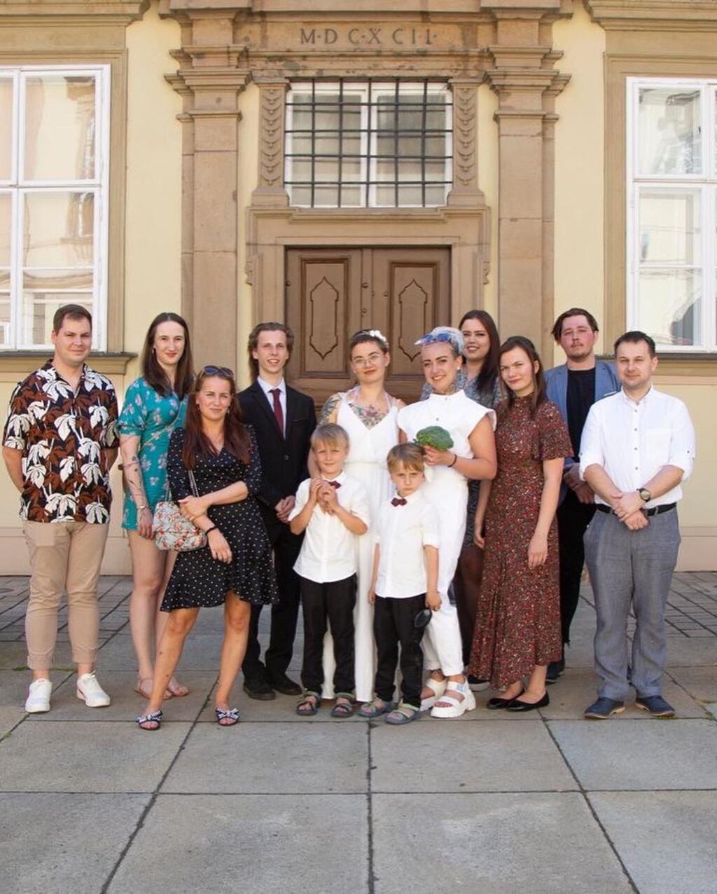 Друзі та новоспечене подружжя з дітьми після весільної церемонії