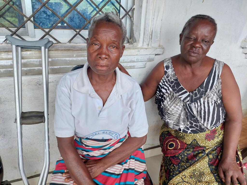 Esther Dahn (à gauche), a perdu son mari et 4 enfants dans le massacre de l'église luthérienne Saint-Peter de Monrovia en juillet 1990.