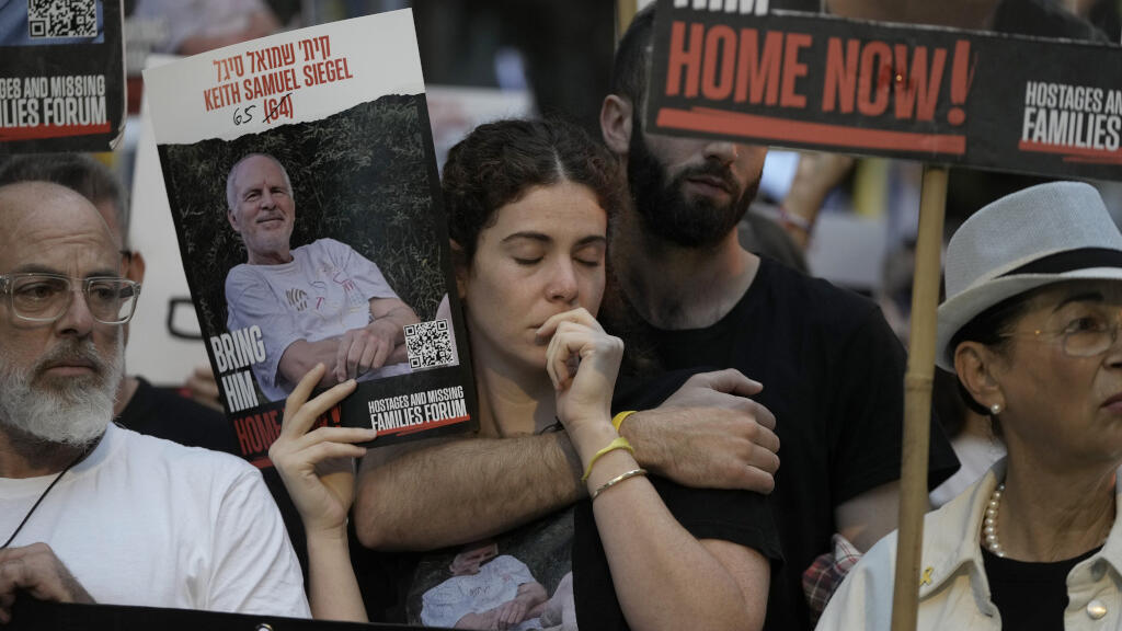 Des gens manifestent à l'occasion du premier anniversaire de l'attaque du Hamas contre Israël et appellent à la libération des otages détenus par le Hamas dans la bande de Gaza, devant la maison du Premier ministre Benjamin Netanyahu, à Jérusalem, le lundi 7 octobre 2024.