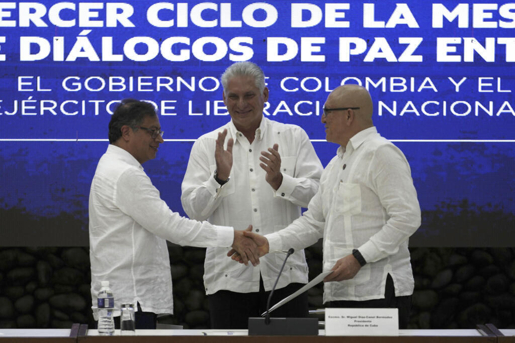 O presidente cubano Miguel Diaz Canel (centro) aplaude o presidente colombiano Gustavo Petro (esquerda) e o comandante Antônio Garcia, do Exército de Libertação Nacional apertam as mãos para selar um acordo de cessar-fogo temporário, em Havana, Cuba, em 9 de junho de 2023.