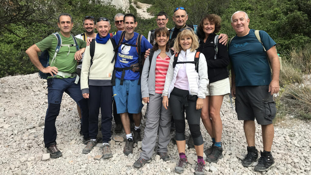 Le groupe des Calancoeurs arpentent les Calanques en quête de nature et d’histoire(s).
