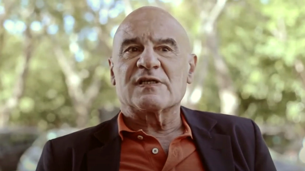Professor Eduardo Viola acha que é quase impossível o Brasil conseguir melhorar a sua imagem na COP26. "Eu penso que a credibilidade do governo Bolsonaro está deteriorada irreversivelmente. As promessas que se façam não serão implementadas durante o governo Bolsonaro”, diz.
