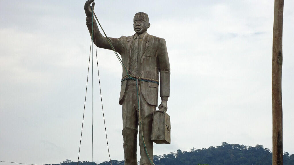 Statuette du leader indépendantiste Ruben Um Nyobe à Eseka au Cameroun.