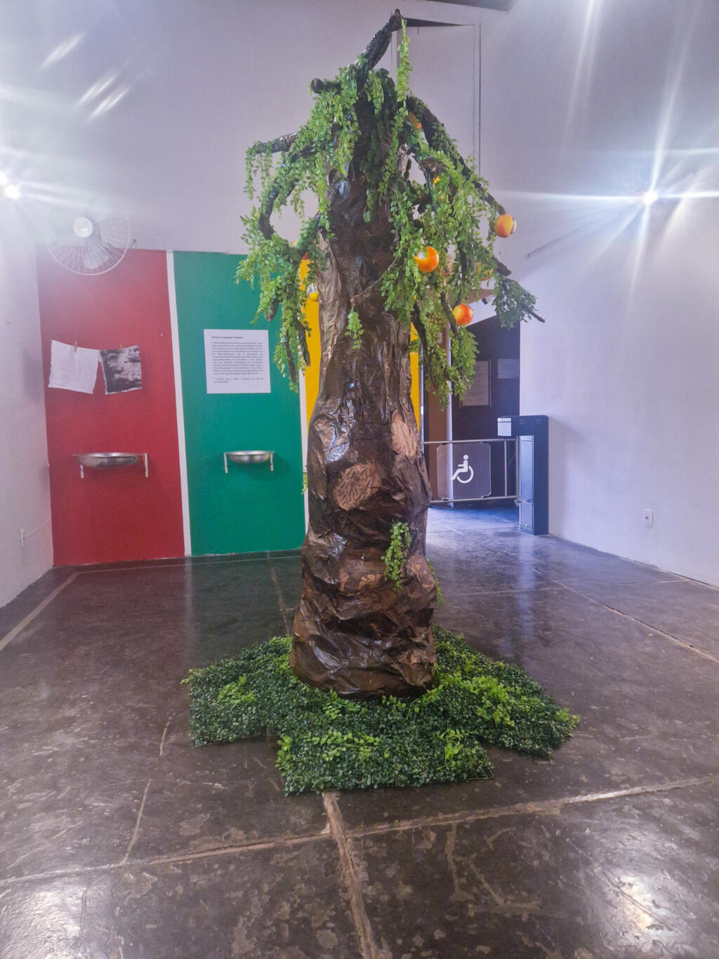 O baobá, obra da artista Isabelle Mesquita, que expõe no Rio de Janeiro, no Instituto Pretos Novos.