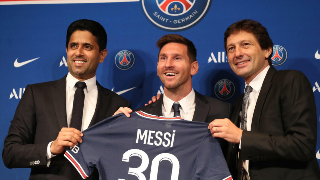 Lionel Messi (au centre) ; le président du PSG Nasser Al-Khelaifi (à gauche) et le directeur sportif du club Leonardo Araujo, le 11 août 2021.