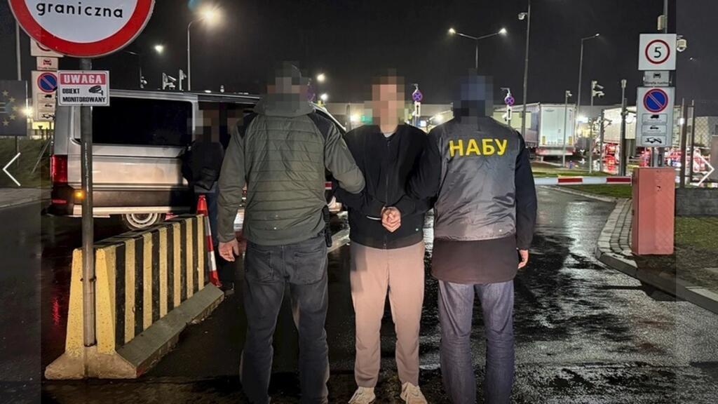 Un oficial al companiei ucrainene Energoatom este reținut de ofițeri ai Biroului Național Anticorupție al Ucrainei (NABU), la granița cu Polonia, 4 noiembrie 2025