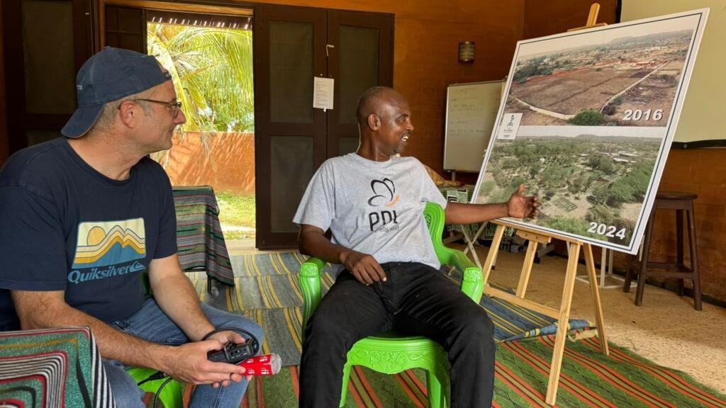 Rahim Bâ, directeur de la ferme des 4 chemins à Toubab Dialaw (Sénégal) avec Bruno Faure (RFI)