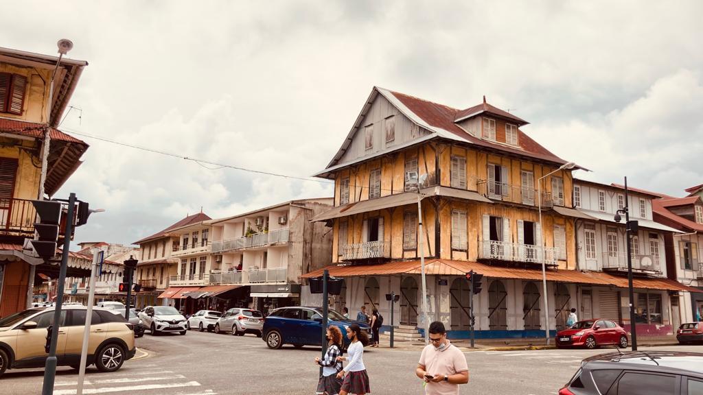 Ruas de Caiena, na Guiana Francesa, onde os moradores se sentem "abandonados" pelos políticos, que dirigem o país em Paris, a mais de 7.000 km de distância.