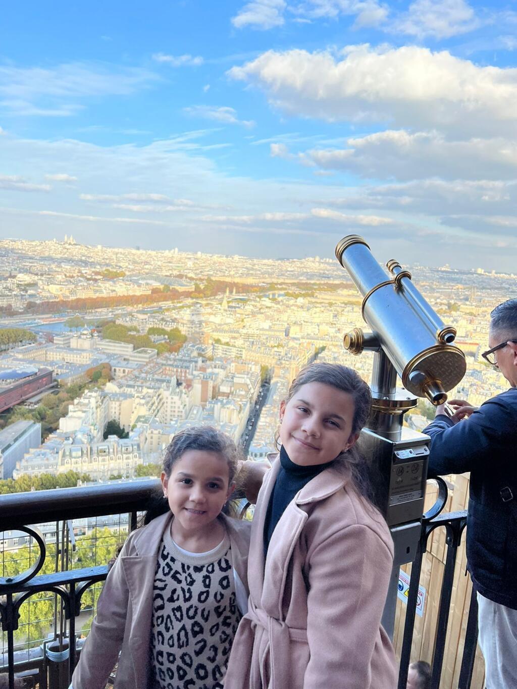 As irmãs Helena, de 8 anos, e Mariana, 11, exploram a capital francesa.