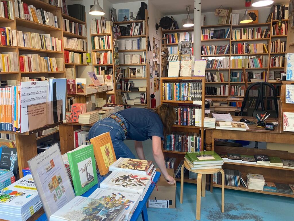 Corinne Saulneron, braço direito (e esquerdo) de Michel Chandeigne na Livraria Portuguesa e Brasileira de Paris, recebe novo pacote de lançamentos no quinto distrito de Paris.